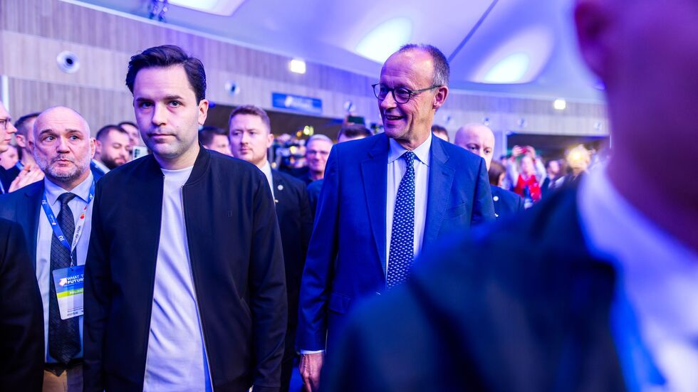 JU-Chef Johannes Winkel (links) ist im Rentenstreit grundlegend anderer Meinung als Kanzler Merz. JU-Chef Johannes Winkel (links) ist im Rentenstreit grundlegend anderer Meinung als Kanzler Merz.