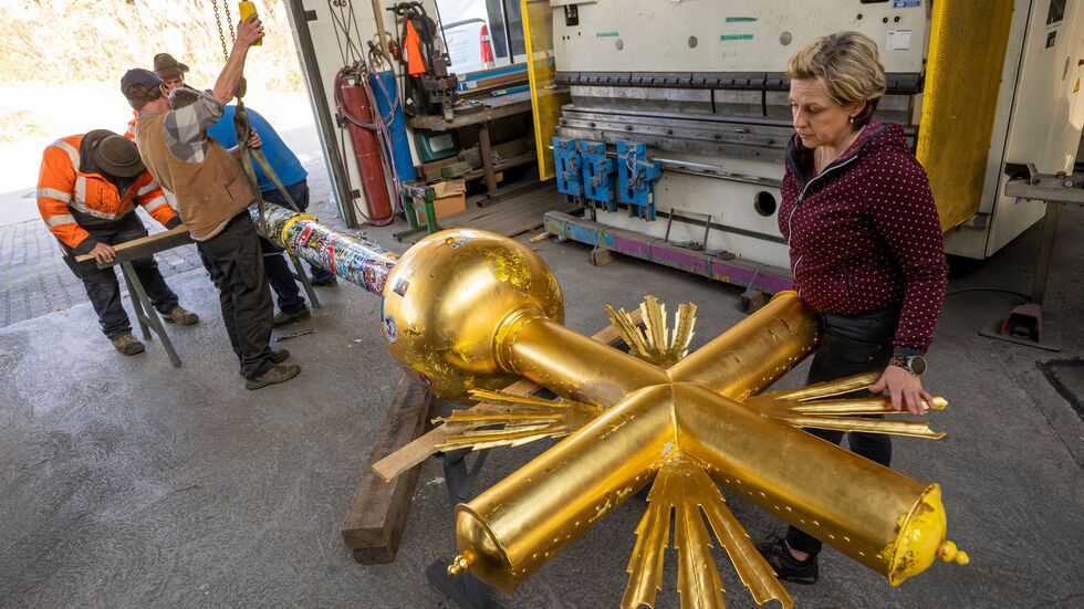 Die Familie der zuständigen Kunstschmiedin hat eine enge Verbindung zum Zugspitz-Kreuz. Die Familie der zuständigen Kunstschmiedin hat eine enge Verbindung zum Zugspitz-Kreuz.