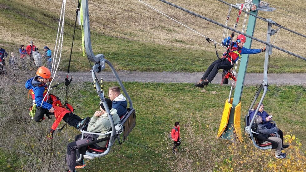 Die DRK-Bergwacht übt im Erzgebirge die Rettung aus einem Skilift. Die DRK-Bergwacht übt im Erzgebirge die Rettung aus einem Skilift.