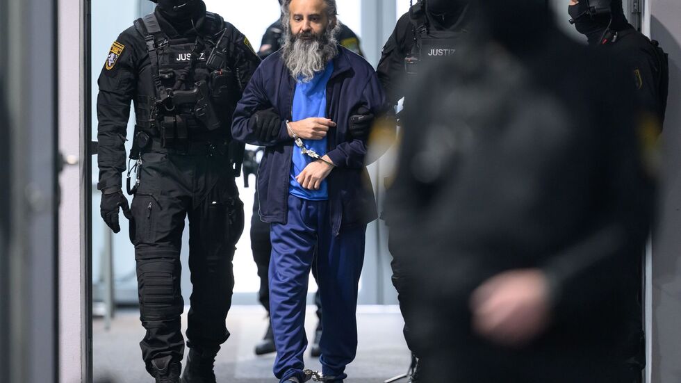 Der Angeklagte Taleb al-Abdulmohsen wird in den Gerichtssaal geführt. Der Angeklagte Taleb al-Abdulmohsen wird in den Gerichtssaal geführt.