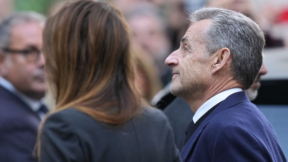 Hinter Gittern erhielt Sarkozy regelmäßig Besuch von seiner Frau Carla Bruni (Archivbild). Hinter Gittern erhielt Sarkozy regelmäßig Besuch von seiner Frau Carla Bruni (Archivbild).