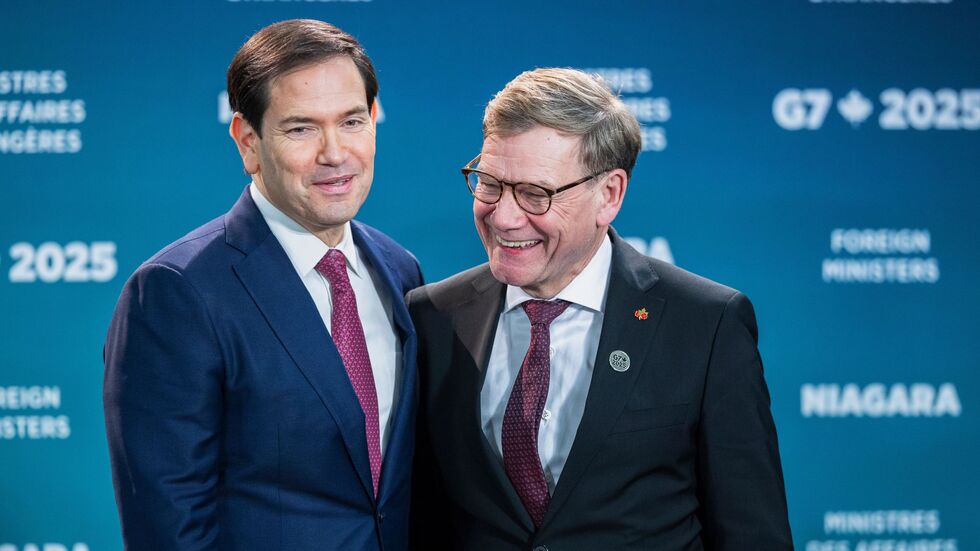 Beim Familienfoto des Außenministertreffens der G7-Runde wirtschaftsstarker Demokratien zeigen sich Außenminister Johann Wadephul (r., CDU) und sein US-Kollege Marco Rubio gut gelaunt. Beim Familienfoto des Außenministertreffens der G7-Runde wirtschaftsstarker Demokratien zeigen sich Außenminister Johann Wadephul (r., CDU) und sein US-Kollege Marco Rubio gut gelaunt.