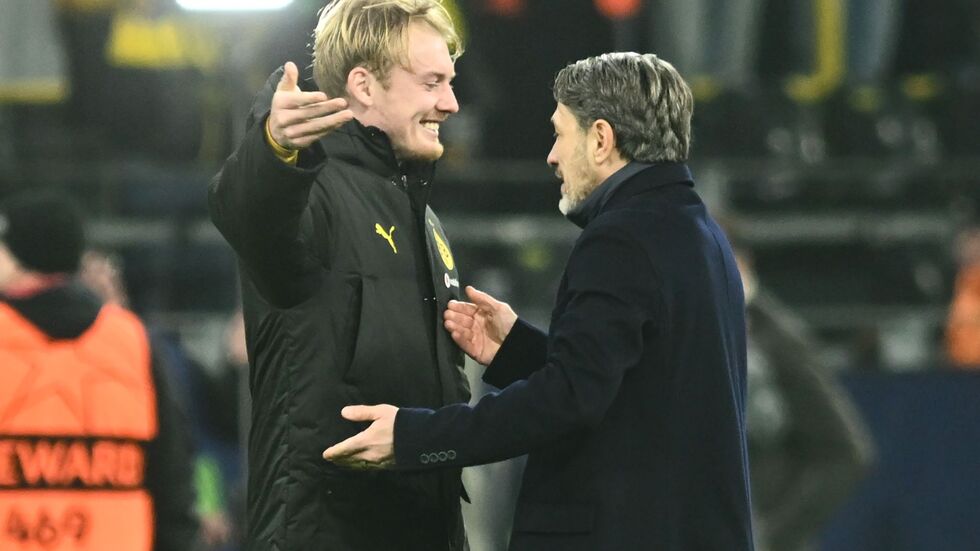 Erlösung nach drei sieglosen Dortmunder Spielen am Stück: BVB-Trainer Niko Kovac (r) umarmt Julian Brandt.