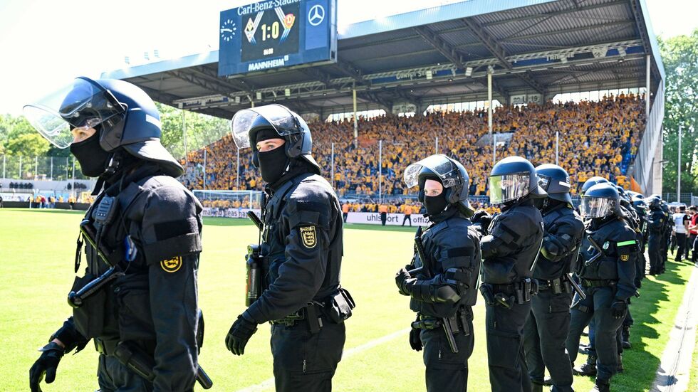 Polizisten versuchten, die Fanlager auseinanderzuhalten. (Archivbild) Polizisten versuchten, die Fanlager auseinanderzuhalten. (Archivbild)