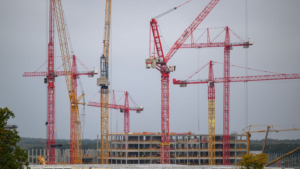 Bis zu 30 Kräne drehen sich derzeit auf der Baustelle von ESCM in Dresden. 