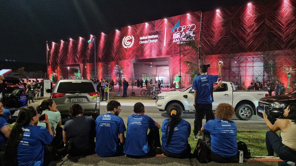 Indigene Aktivisten haben den Veranstaltungsort des Weltklimagipfels gestürmt. Indigene Aktivisten haben den Veranstaltungsort des Weltklimagipfels gestürmt.