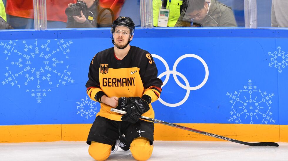 Bekommt der langjährige DEB-Kapitän Moritz Müller noch einmal die Chance, bei Olympia mit NHL-Cracks auf dem Eis zu stehen? Bekommt der langjährige DEB-Kapitän Moritz Müller noch einmal die Chance, bei Olympia mit NHL-Cracks auf dem Eis zu stehen?