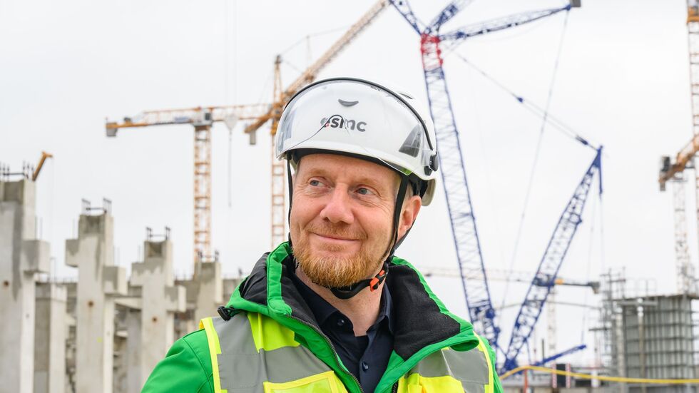 Sachsens Ministerpräsident ist vom Tempo auf der Baustelle von TSCM und Partnern in Dresden beeindruckt.