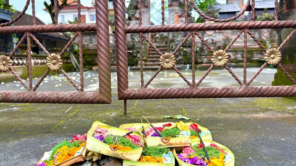 Tägliche Opfergaben gehören zum Alltagsleben in Bali dazu. Tägliche Opfergaben gehören zum Alltagsleben in Bali dazu.