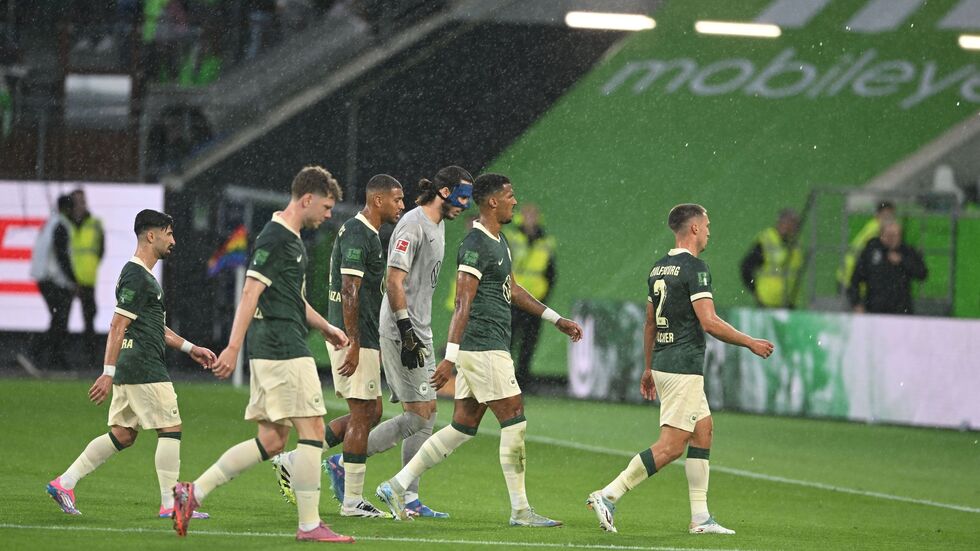Die Partie von Wolfsburg gegen Köln musste wegen eines Unwetters unterbrochen werden