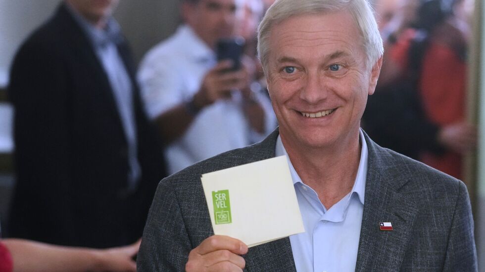 Der deutschstämmige Rechtspolitiker Kast wird wohl gegen die Kommunistin Jara in die Stichwahl ziehen. Der deutschstämmige Rechtspolitiker Kast wird wohl gegen die Kommunistin Jara in die Stichwahl ziehen.