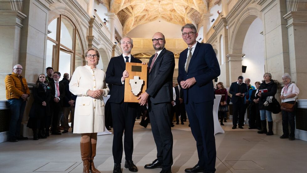 Zur symbolischen Schlüsselübergabe der rekonstruierten Schlosskapelle im Dresdner Residenzschloss war auch Kulturstaatsminister Wolfram Weimer angereist. Zur symbolischen Schlüsselübergabe der rekonstruierten Schlosskapelle im Dresdner Residenzschloss war auch Kulturstaatsminister Wolfram Weimer angereist.