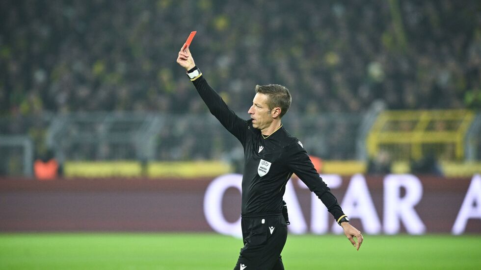 Schiedsrichter Massa zückt nach Studium der Videobilder Rot gegen Villarreals Foyth