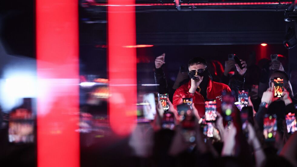 Haftbefehl steht nach Erscheinen seiner Netflix-Doku wieder auf der Bühne. Haftbefehl steht nach Erscheinen seiner Netflix-Doku wieder auf der Bühne.