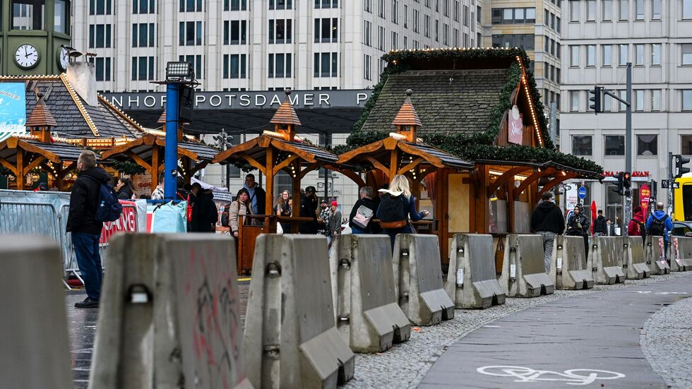 In Berlin und den anderen deutschen Städten werden die Weihnachtsmärkte mit Sperrelementen gesichert. In Berlin und den anderen deutschen Städten werden die Weihnachtsmärkte mit Sperrelementen gesichert.