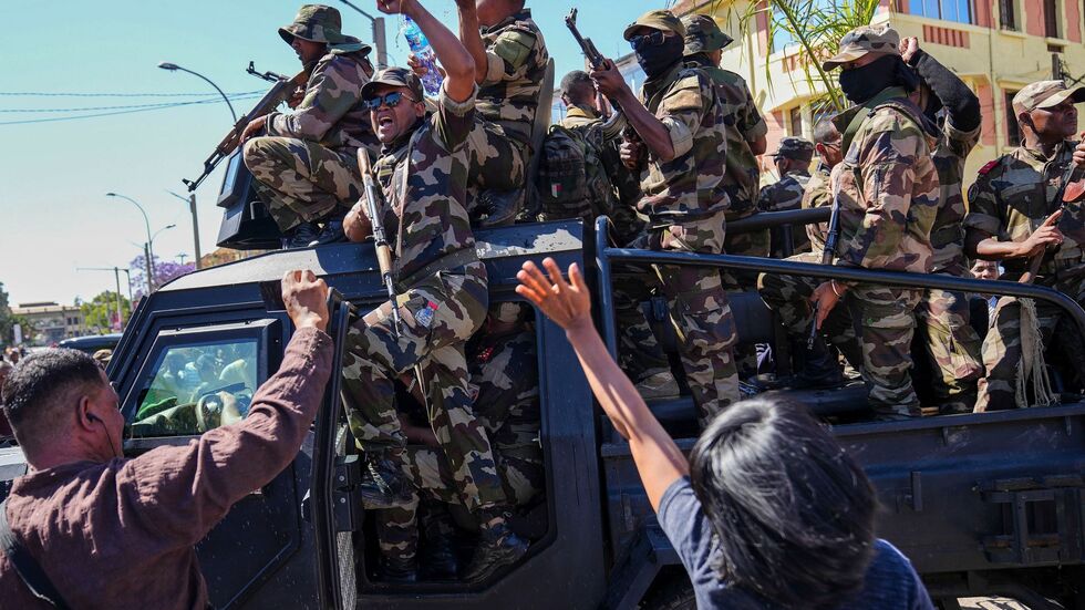 In dem Inselstaat im Indischen Ozean demonstrieren seit Ende September Zehntausende junge Menschen der «Gen Z» - am Wochenende schlossen sich Militärs ihnen an. (Archivbild) In dem Inselstaat im Indischen Ozean demonstrieren seit Ende September Zehntausende junge Menschen der «Gen Z» - am Wochenende schlossen sich Militärs ihnen an. (Archivbild)