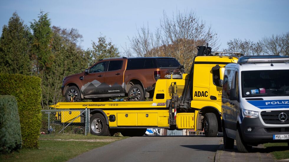 In Reimershagen nahe Güstrow wird ein Geländewagen beschlagnahmt. In Reimershagen nahe Güstrow wird ein Geländewagen beschlagnahmt.