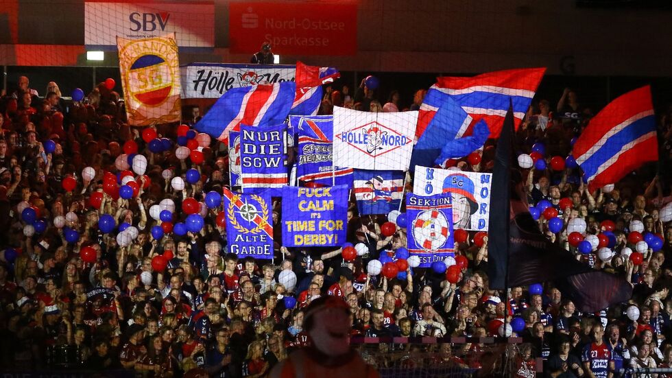 Flensburgs Fans feiern vor dem Spielbeginn.
