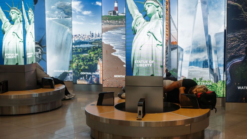 An vielen Flughäfen in den USA müssen Reisende sich auf lange Wartezeiten einstellen - so wie hier am LaGuardia International Airport in New York. An vielen Flughäfen in den USA müssen Reisende sich auf lange Wartezeiten einstellen - so wie hier am LaGuardia International Airport in New York.