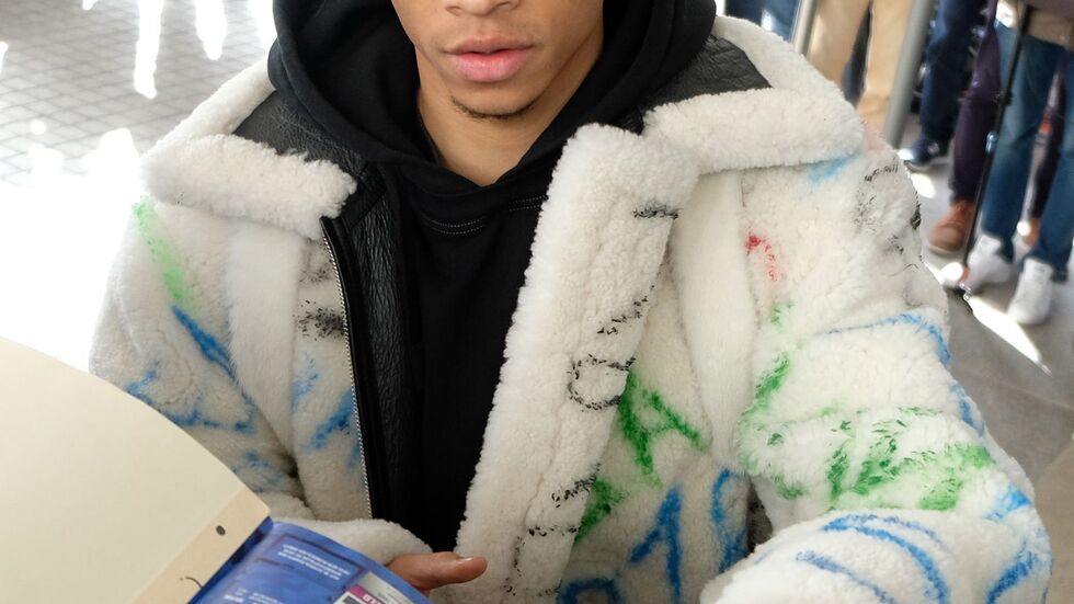 In diesem Outfit kam Leroy Sané 2019 in Wolfsburg an. (Archivbild) In diesem Outfit kam Leroy Sané 2019 in Wolfsburg an. (Archivbild)