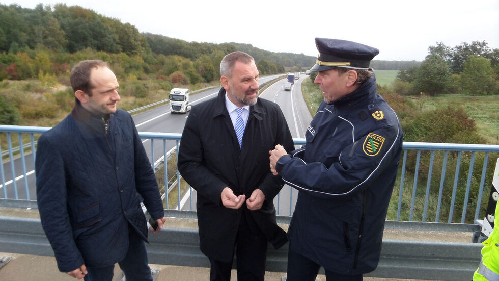 Lokal­termin auf der Autobahn­brücke in Kreck­witz bei Bautzen. Der Initiator der Allianz, Marko Schie­mann (Mitte) im Gespräch mit seinem Landtags­kol­legen Stephan Meyer und dem Görlitzer Polizei­prä­si­denten Torsten Schultze. Fotos: kmk