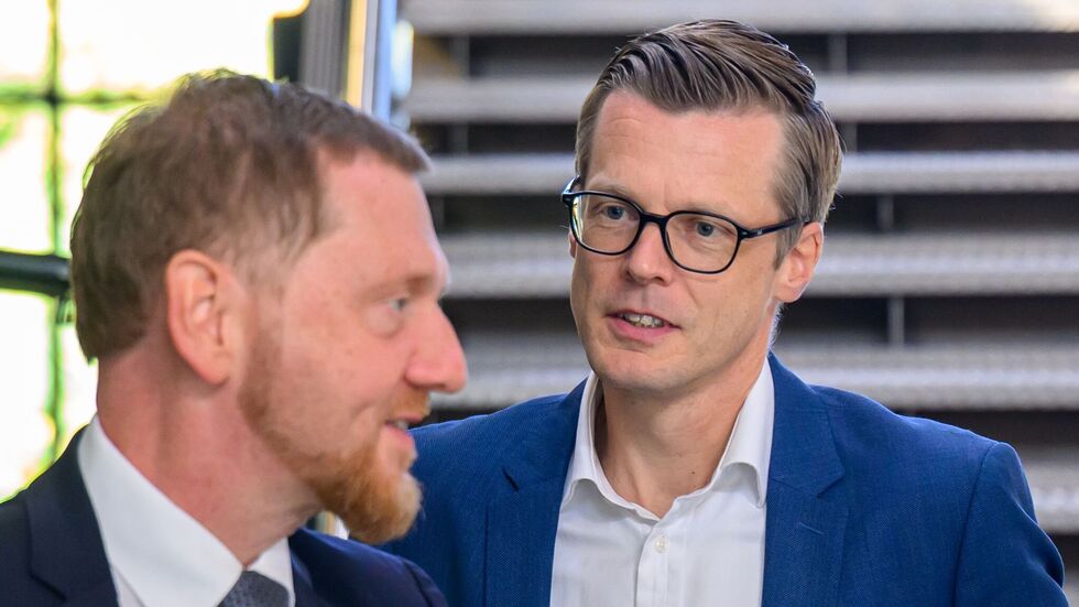 Danny Auerswald (rechts), Sprecher der Geschäftsführung von Volkswagen Sachsen, wird von Ministerpräsident Michael Kretschmer (CDU) zur Kabinettssitzung empfangen. Danny Auerswald (rechts), Sprecher der Geschäftsführung von Volkswagen Sachsen, wird von Ministerpräsident Michael Kretschmer (CDU) zur Kabinettssitzung empfangen.