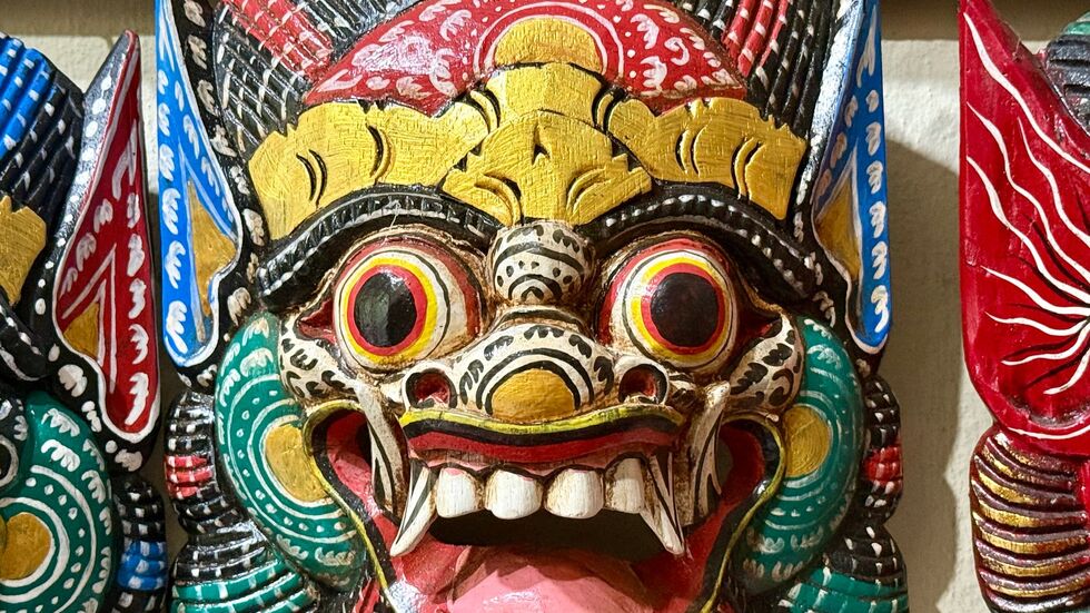 Die Balinesen haben einen einzigartigen Glauben, geprägt vom mythologischen Wesen und dem Gleichgewicht zwischen Gut und Böse. Die Balinesen haben einen einzigartigen Glauben, geprägt vom mythologischen Wesen und dem Gleichgewicht zwischen Gut und Böse.