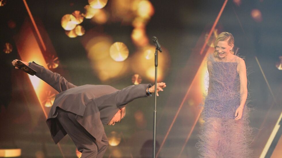 Laudator Götz Otto verneigt sich von Cate Blanchett. Laudator Götz Otto verneigt sich von Cate Blanchett.