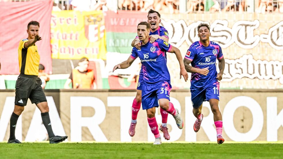 Die Mainzer bejubeln den zweiten Treffer gegen Augsburg