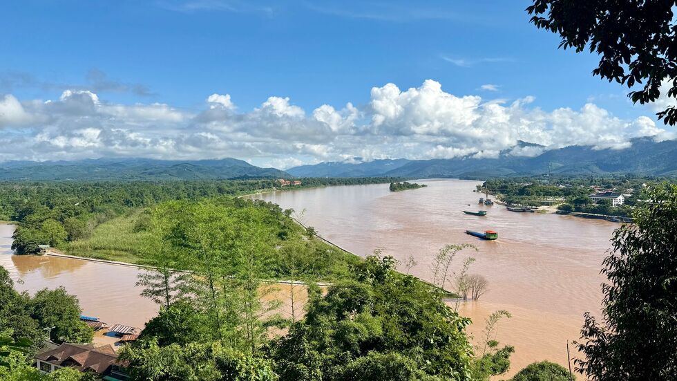 Am Goldenen Dreieck zwischen Thailand, Myanmar und Laos fließen der Mekong und der Ruak River zusammen. Am Goldenen Dreieck zwischen Thailand, Myanmar und Laos fließen der Mekong und der Ruak River zusammen.