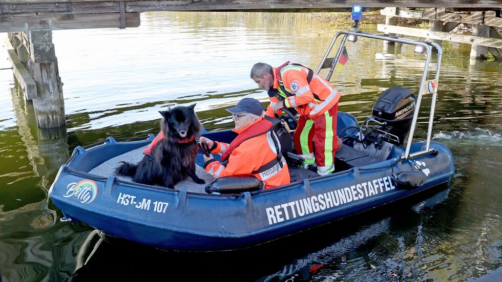 Spürhunde haben laut Polizei auf dem Inselsee am Stadtrand von Güstrow angeschlagen. Am Dienstagmorgen sollen Taucher in dem Bereich zum Einsatz kommen. Spürhunde haben laut Polizei auf dem Inselsee am Stadtrand von Güstrow angeschlagen. Am Dienstagmorgen sollen Taucher in dem Bereich zum Einsatz kommen.