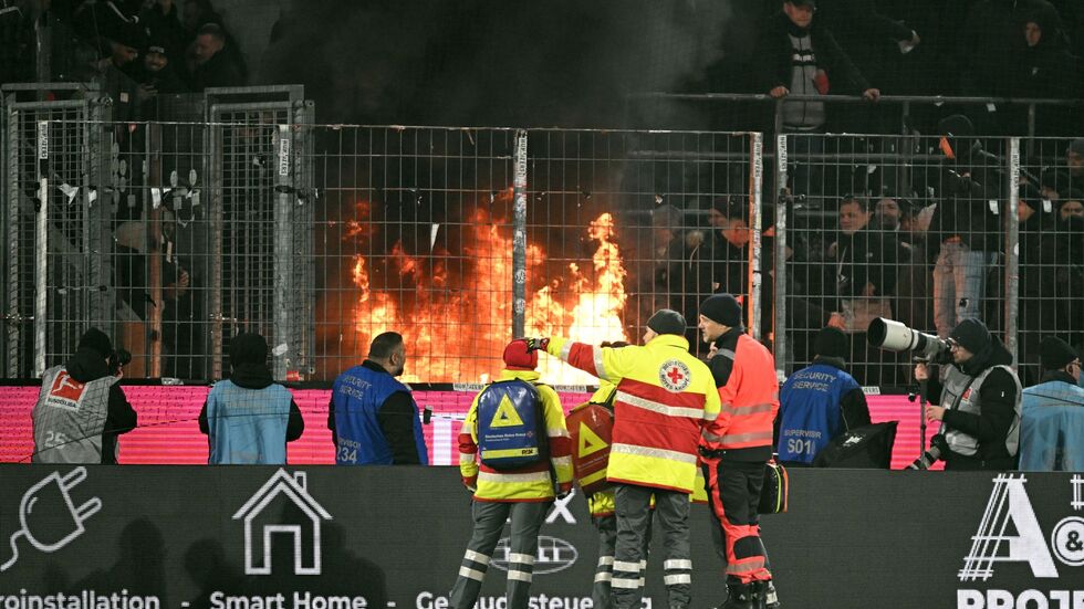 Im Gäste-Block des Kölner Stadions brach am Samstagabend ein Feuer aus.