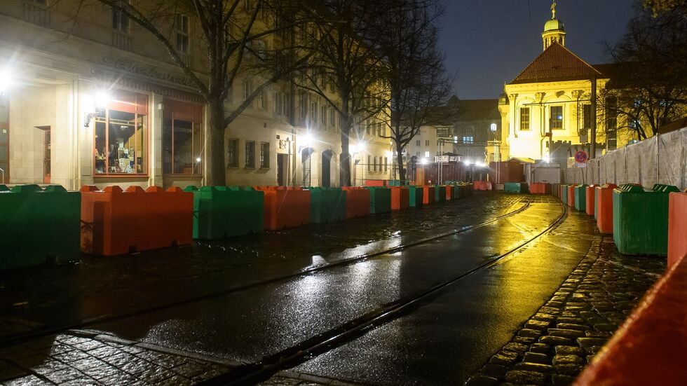 Mit schweren Sperren wird der Weihnachtsmarkt in Magdeburg begrenzt. Mit schweren Sperren wird der Weihnachtsmarkt in Magdeburg begrenzt.