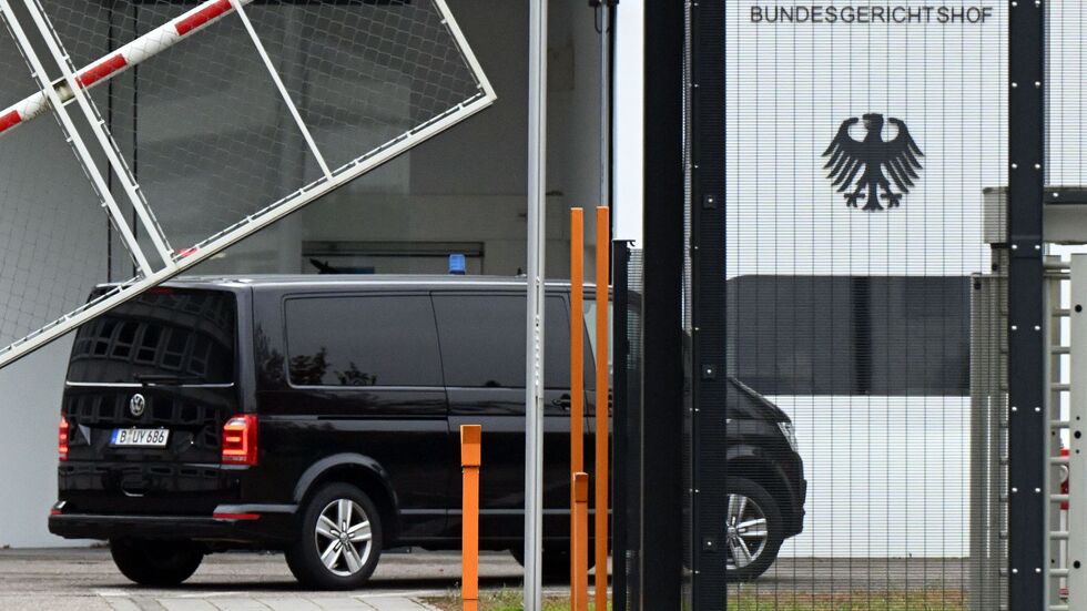 Der Beschuldigte wurde zum Ermittlungsrichter des BGH nach Karlsruhe gebracht. Der Beschuldigte wurde zum Ermittlungsrichter des BGH nach Karlsruhe gebracht.