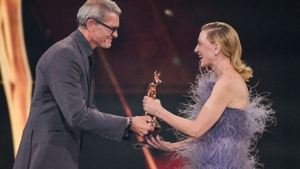 Auch wenn sie ihn nicht verstand, dankte Blanchett Götz Otto für die netten Worte. Auch wenn sie ihn nicht verstand, dankte Blanchett Götz Otto für die netten Worte.