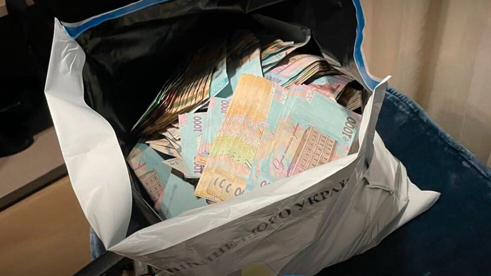 Bei Schmiergeldzahlungen werden in der Ukraine nach Erkenntnissen von Korruptionsjägern Taschen voll mit Bargeld übergeben. Bei Schmiergeldzahlungen werden in der Ukraine nach Erkenntnissen von Korruptionsjägern Taschen voll mit Bargeld übergeben.