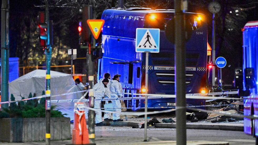 Die Polizei untersucht den verunglückten Bus in Stockholm. Die Polizei untersucht den verunglückten Bus in Stockholm.