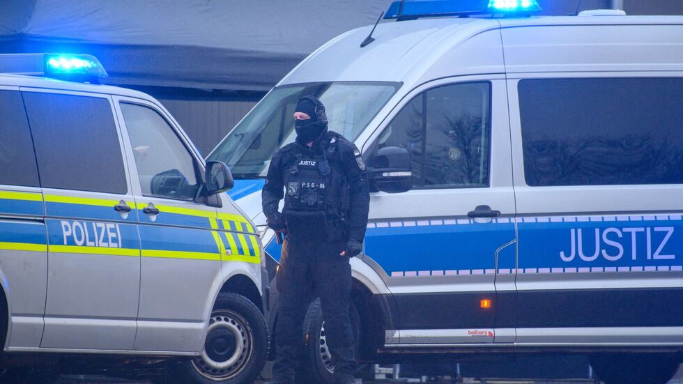 Der Konvoi mit Taleb al-Abdulmohsen fährt vor das temporäre Gerichtsgebäude in Magdeburg. Der Konvoi mit Taleb al-Abdulmohsen fährt vor das temporäre Gerichtsgebäude in Magdeburg.