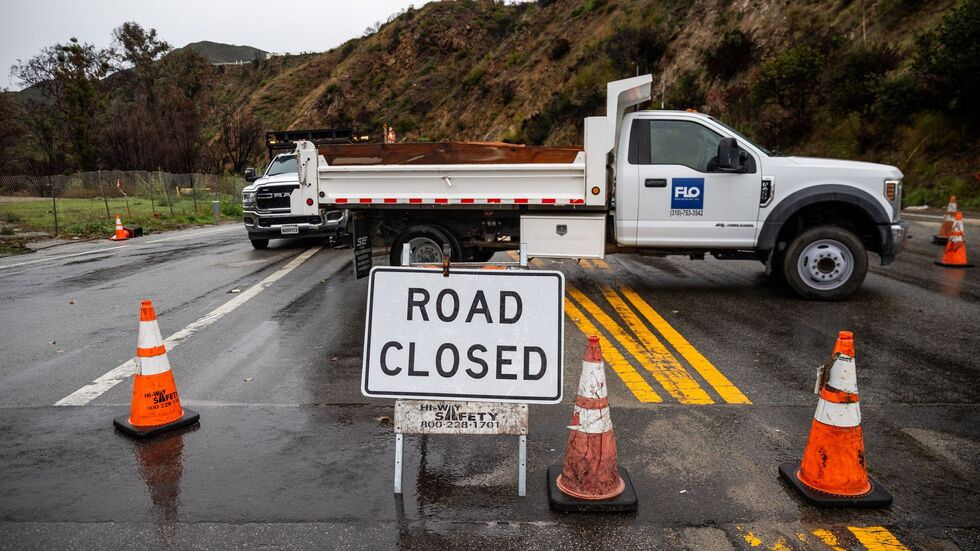 Augenzeugen berichteten nach dem Wintersturm von umgestürzten Bäumen, überschwemmten Straßen und kleineren Erdlöchern. Augenzeugen berichteten nach dem Wintersturm von umgestürzten Bäumen, überschwemmten Straßen und kleineren Erdlöchern.