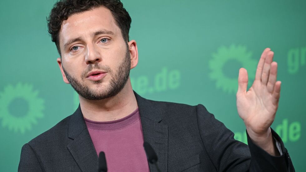 Mutlos findet Grünen-Chef Banaszak das schwarz-rote Bündnis. Mutlos findet Grünen-Chef Banaszak das schwarz-rote Bündnis.