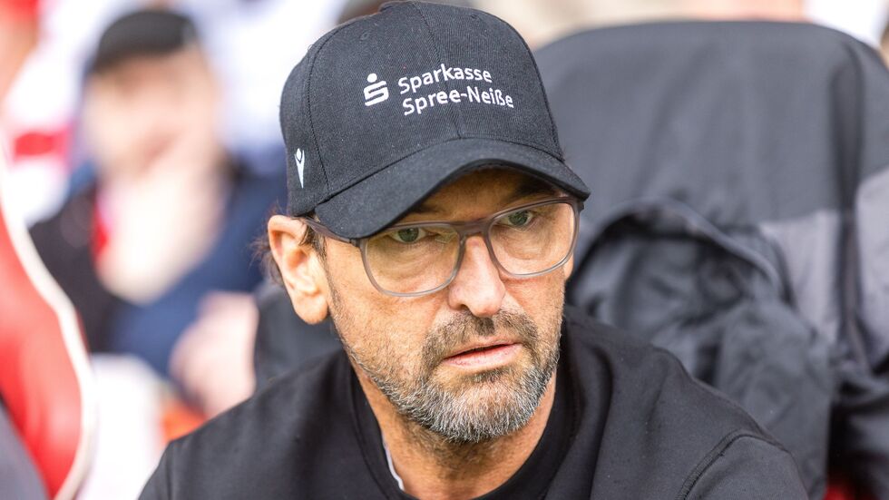 Fand deutliche Worte zum Rassismusvorfall in München: Energie-Trainer Claus-Dieter Wollitz. (Archivbild) Fand deutliche Worte zum Rassismusvorfall in München: Energie-Trainer Claus-Dieter Wollitz. (Archivbild)