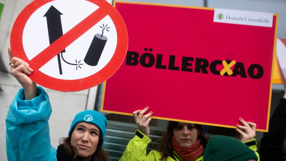 Organisationen wie die Deutsche Umwelthilfe und die Berliner Gewerkschaft der Polizei (GdP) fordern ein Böllerverbot für den Privatgebrauch. (Archivbild) Organisationen wie die Deutsche Umwelthilfe und die Berliner Gewerkschaft der Polizei (GdP) fordern ein Böllerverbot für den Privatgebrauch. (Archivbild)