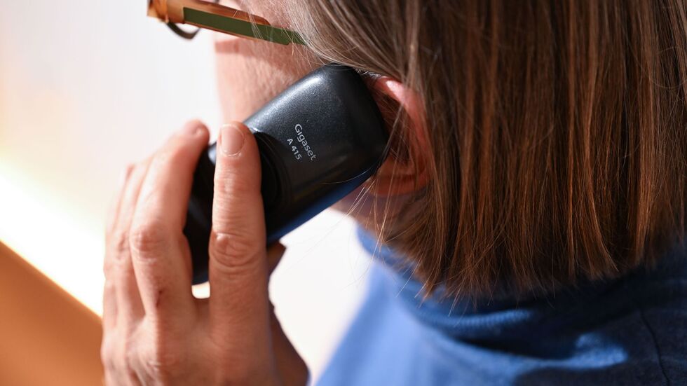 Bei Schwerpunkteinsätzen sind in den vergangenen Wochen und Monaten 16 Verdächtige im Zusammenhang mit dem sogenannten Enkeltrick-Betrug festgenommen worden. (Symbolbild) Bei Schwerpunkteinsätzen sind in den vergangenen Wochen und Monaten 16 Verdächtige im Zusammenhang mit dem sogenannten Enkeltrick-Betrug festgenommen worden. (Symbolbild)