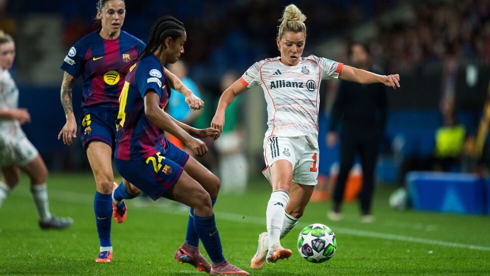 Linda Dallmann (r) und die Bayern-Frauen haben gegen den FC Barcelona eine herbe Pleite kassiert.