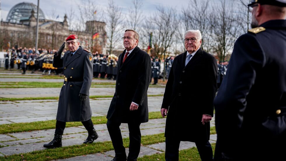 Auch Verteidigungsminister Boris Pistorius sprach zu den Rekrutinnen und Rekruten. Auch Verteidigungsminister Boris Pistorius sprach zu den Rekrutinnen und Rekruten.