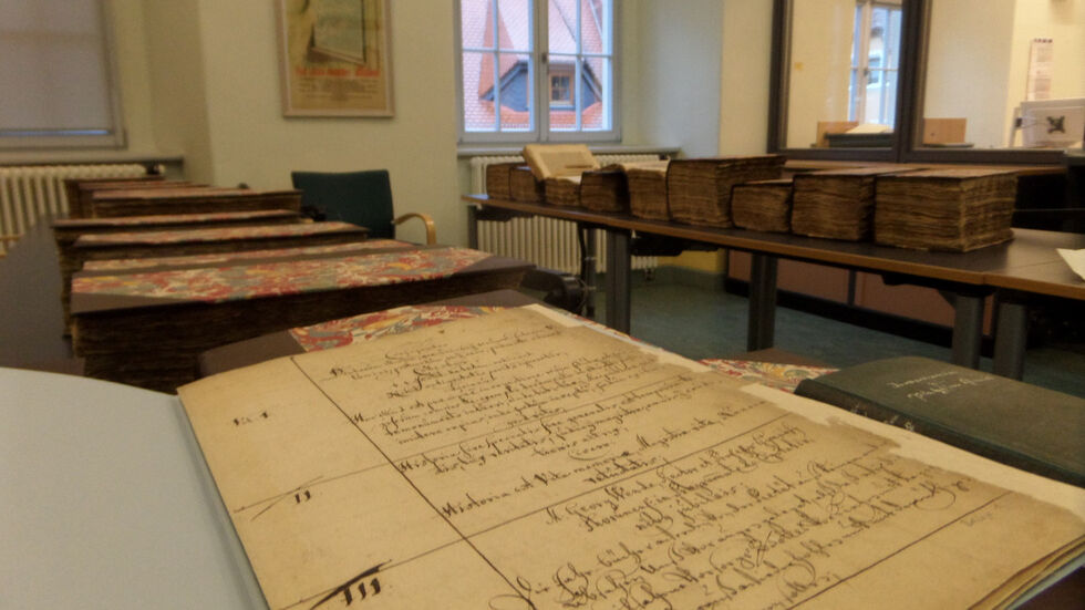 Buchre­stau­rator Chris­toph Roth. Fotos: Knut-Michael Kunoth