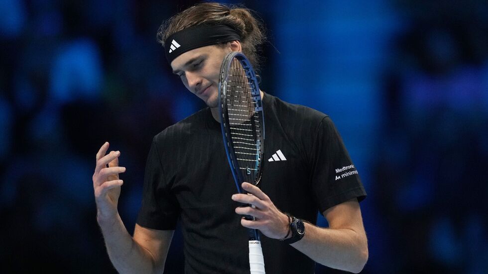 Alexander Zverev muss im Gruppenfinale der ATP Finals gegen das Vorrunden-Aus kämpfen. Alexander Zverev muss im Gruppenfinale der ATP Finals gegen das Vorrunden-Aus kämpfen.