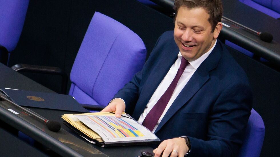 Finanzinister Lars Klingbeil (SPD) bringt bald seinen zweiten Haushalt ins Ziel. Finanzinister Lars Klingbeil (SPD) bringt bald seinen zweiten Haushalt ins Ziel.