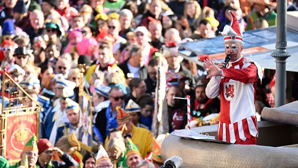 In Düsseldorf erwachte um 11.11 Uhr der Hoppeditz zum Leben.