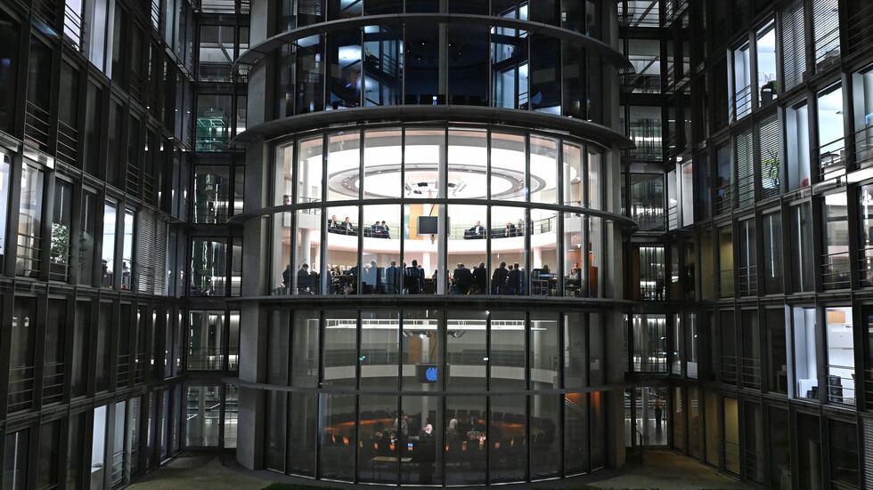 Der Ausschuss tagte bis zum Morgen. Der Ausschuss tagte bis zum Morgen.